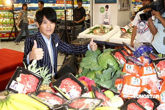 曹格打入超市生鲜区 情歌教父新碟生猛上市(图)